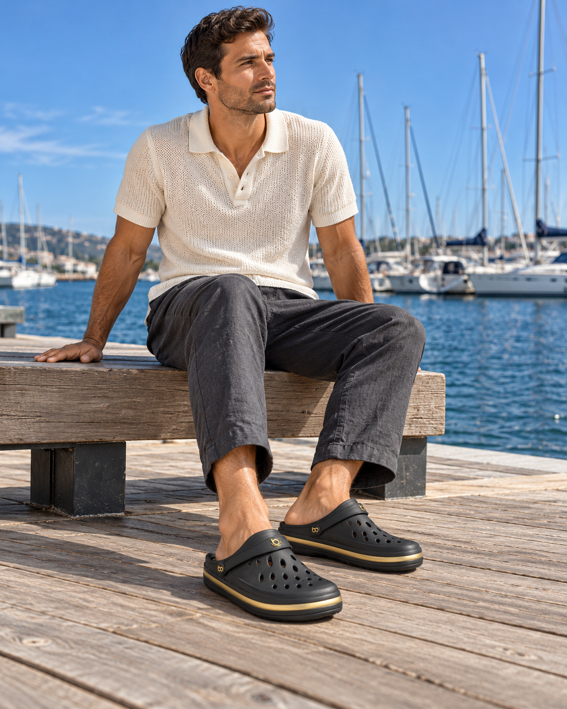 Modelo hombre con Star negro y dorado de Boaonda junto a una marina.