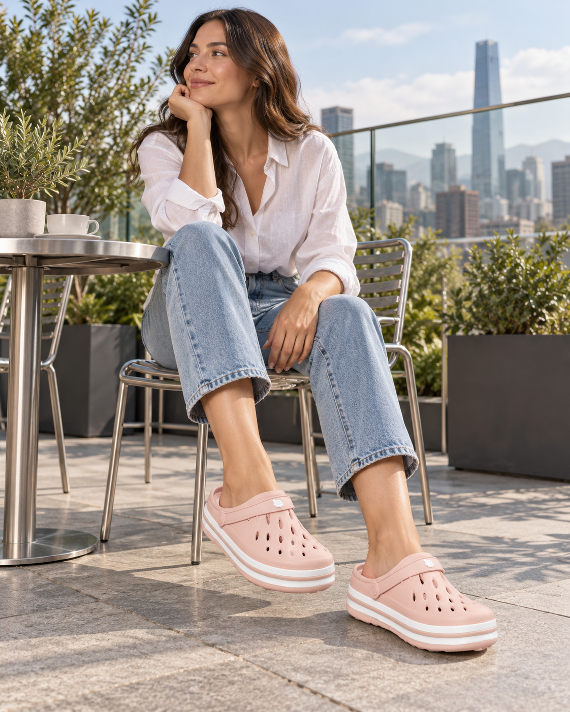 Modelo mujer con Star rosado de Boaonda en una terraza urbana.